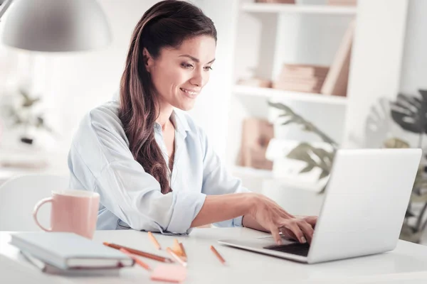 Joven aspirante a empresario escribiendo plan de negocios trabajando en casa — Foto de Stock