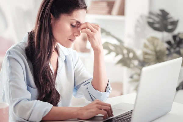 Mujer cansada ocupada sintiéndose sobrecargada después del turno de trabajo —  Fotos de Stock