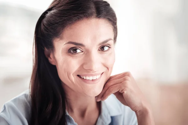 Feliz esposa segura de sí misma sentirse feliz estando en casa — Foto de Stock