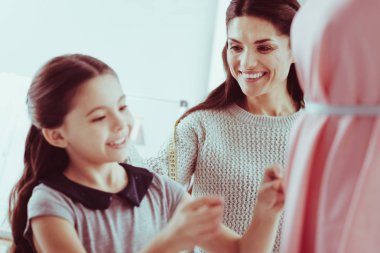 Çalışkan kız annesinin dikiş ile yardım yakın çekim