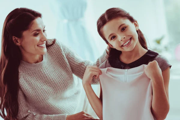 Fechar-se de menina encantada e sua mãe — Fotografia de Stock