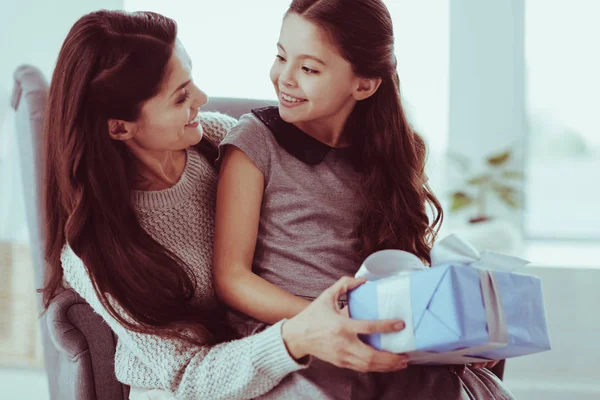Genç Anne kızı için bir hediye veriyor