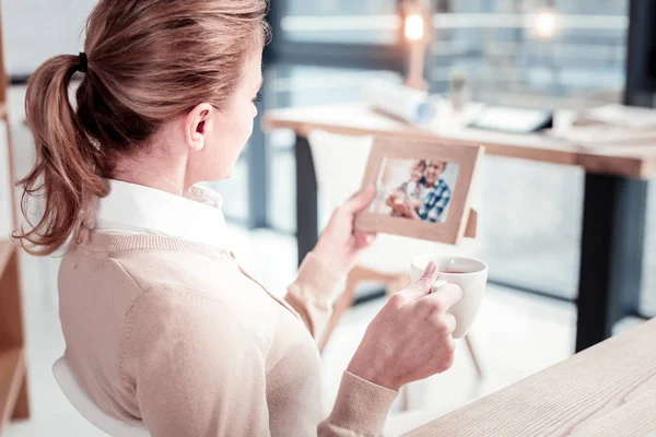 Glad snygg kvinna njuta av te tid sitter i vardagsrummet — Stockfoto