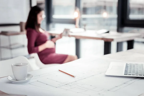 Trabalhadora freelancer grávida sentindo-se aliviada durante a pausa para café no escritório — Fotografia de Stock