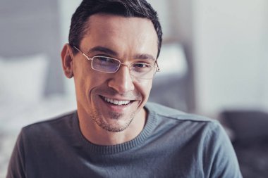 Mutlu bir güzel adam portresi