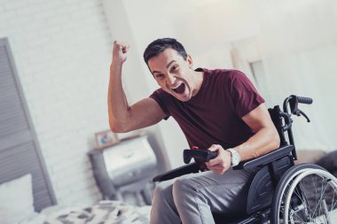 Evde istirahat neşeli duygusal adam