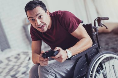 Bilgisayar oyununda dahil olmak güzel felçli adam