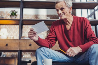 Belge bakarken heyecanlı duygu duygusal komuta sizde