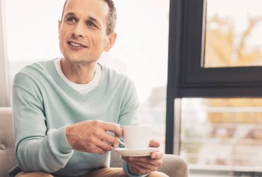 Gülümseyen baba mutlu duygu çay saati evimde