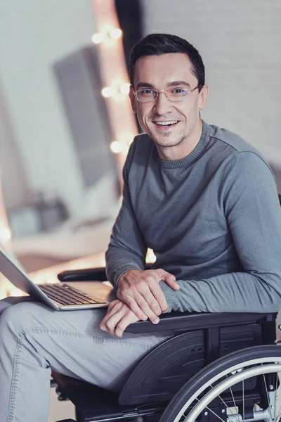 Hombre discapacitado feliz sentado frente a su portátil — Foto de Stock