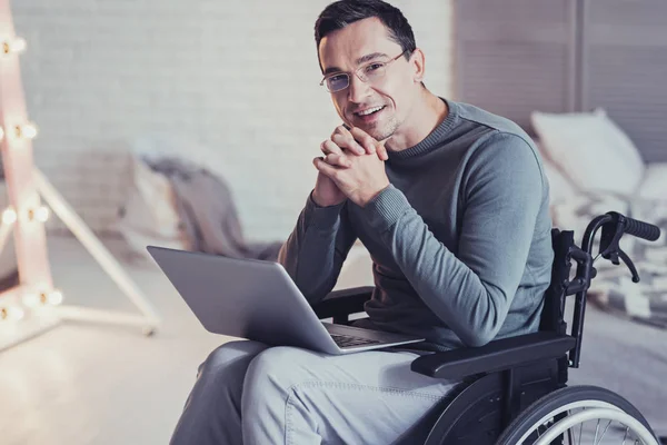 Hombre discapacitado alegre usando un ordenador portátil — Foto de Stock