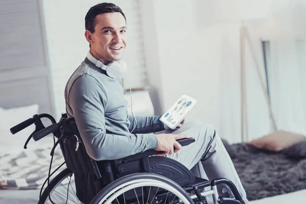 Positive disabled man looking at you — Stock Photo, Image