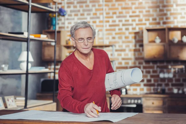 Ernstige leeftijd ingenieur controleren de graphics en denken — Stockfoto