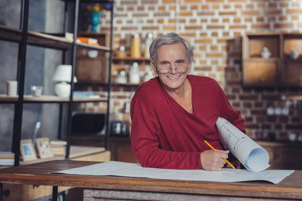 Positieve gepensioneerde ingenieur gevoel blij en glimlachen — Stockfoto