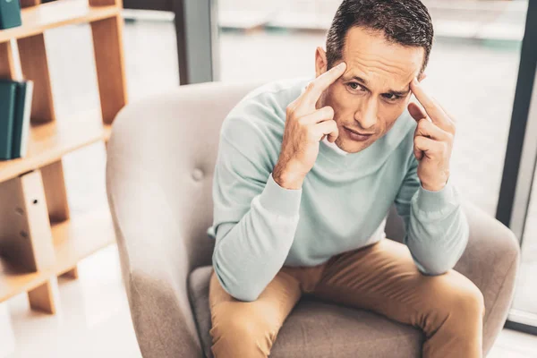 Besorgter Geschäftsmann sitzt im Büro — Stockfoto