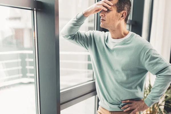 Depressiver älterer Mann steht am Fenster — Stockfoto