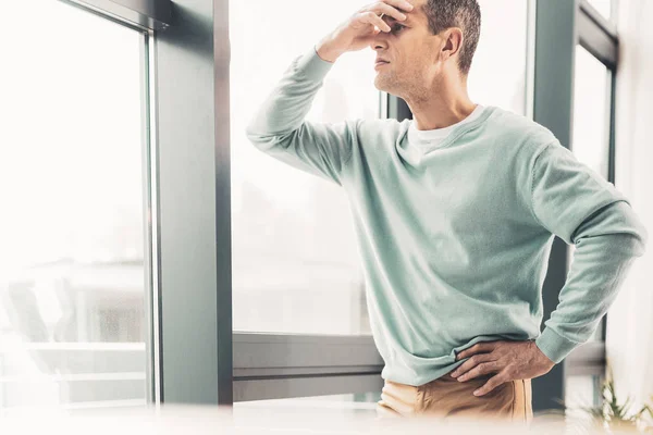 Dychtivý zralý muž pocit problémových — Stock fotografie