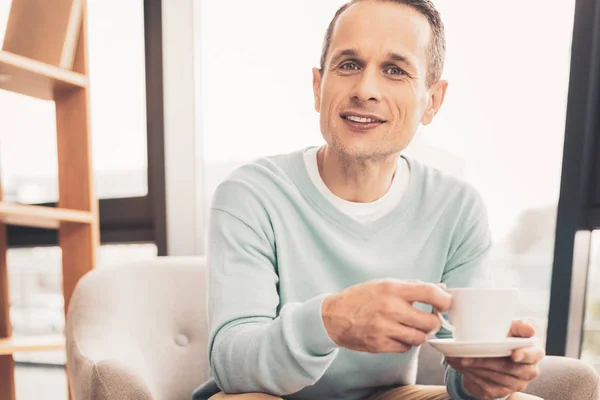 Beroemde business man die lacht terwijl het hebben van lunchpauze — Stockfoto