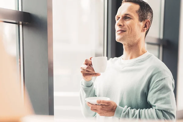 Man gevoel blij te wachten voor zijn vrouw van werk — Stockfoto