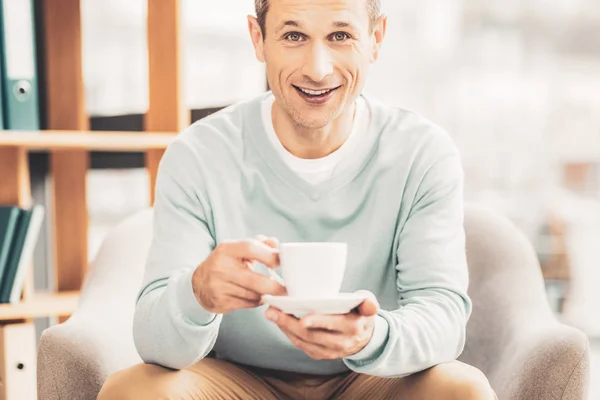 Hombre de ojos grises radiante disfrutando de su tiempo en casa — Foto de Stock