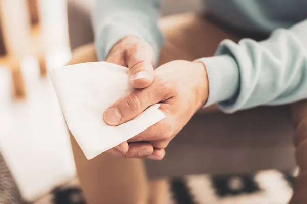 Hombre deprimido sosteniendo la servilleta en las manos — Foto de Stock