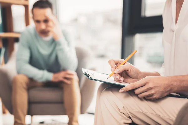 Professionelle Psychologin hört ihrem Mandanten zu — Stockfoto