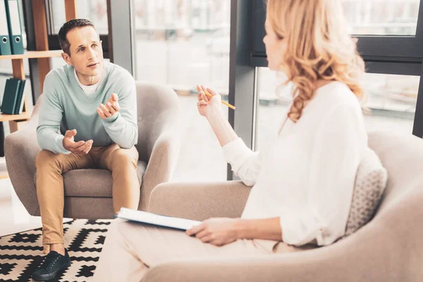 Hombre de familia estresado compartiendo sus problemas con psicoanalista — Foto de Stock