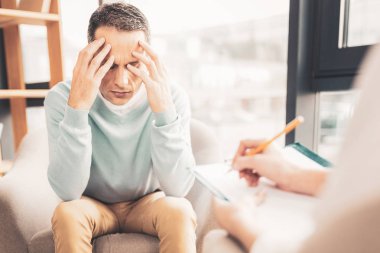 Esmer adam şef ile konuşan sorunlu duygu