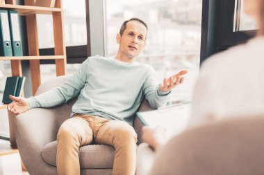 Yakışıklı adam karısıyla iletişim neşeli hissediyorum