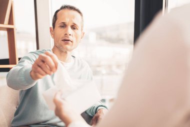 Meraklı adam ziyaret psikoterapist vurguladı