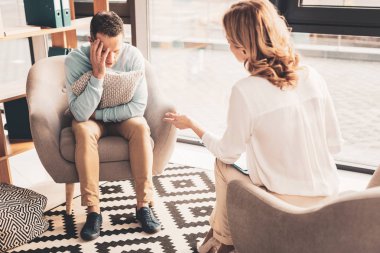 Söz konusu adam terapist ziyareti sırasında baş ağrısı olması