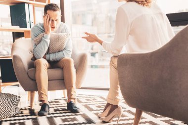 Sorunlu adam duygu düşünceli ziyaret psikanalist