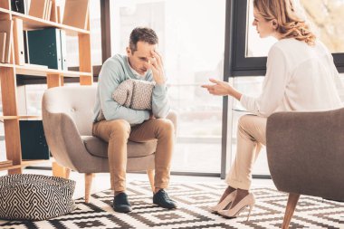 Kıvırcık saçlı psikanalist müvekkili için konuşma