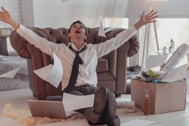 Belgeleri havaya fırlatma Yöneticisi heyecanlı