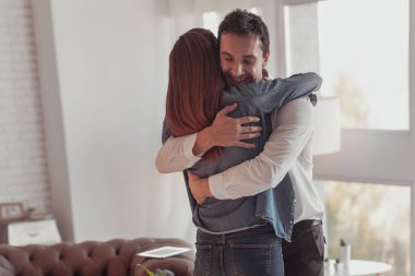 Genç çift kucaklayan içinde kaybolmak