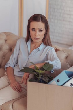 Onun office özelliği olan üzgün kadın