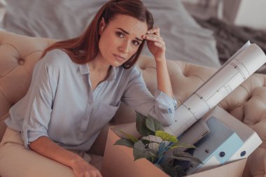 Office özelliğiyle hüzünlü kadın