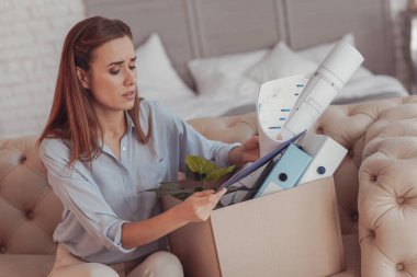 Ofis eşyalarını sıkıntılı kadınla kadar bel