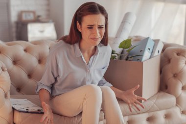 Sinir bozucu kadın histerik uyum içinde gesticulating