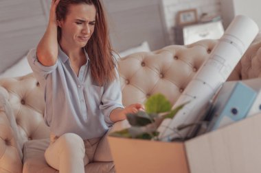 Onu işten görevden sonra rahatsız genç kadın