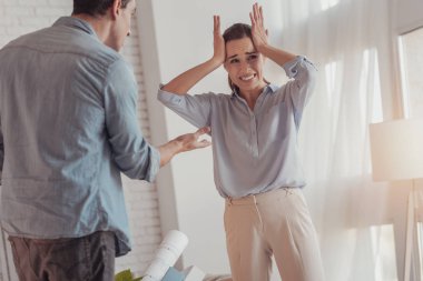 Sinir kadın kocası ile bir çatışma olması