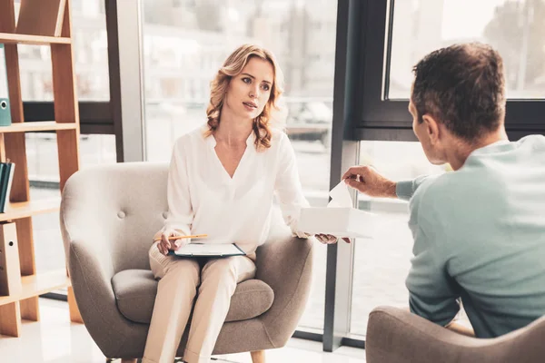 Ervaren psychotherapeut luisteren naar haar cliënt — Stockfoto