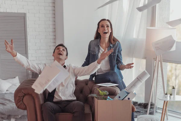 Divertidos colegas lanzando papeles al aire — Foto de Stock