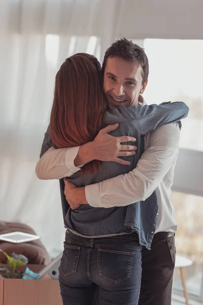 Hermoso marido de corazón ligero abrazando a su esposa — Foto de Stock