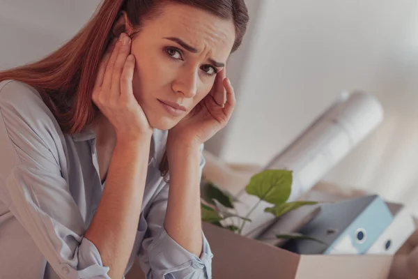 Retrato del trabajador afligido después de haber sido despedido de un trabajo — Foto de Stock