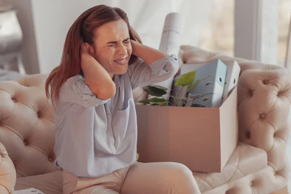 Nerviosa joven mujer revolviendo su cara — Foto de Stock