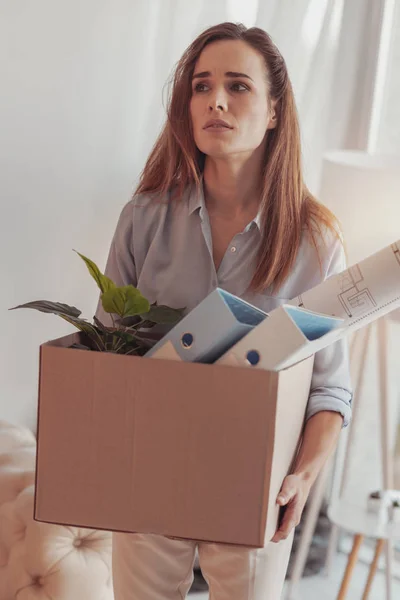 Wanita teralihkan dengan properti kantor — Stok Foto