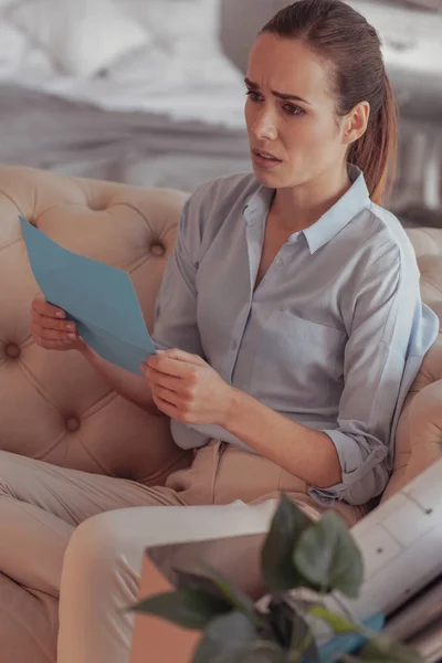 Geërgerd nerveus ontwerper ontevreden met de resultaten van haar werk — Stockfoto