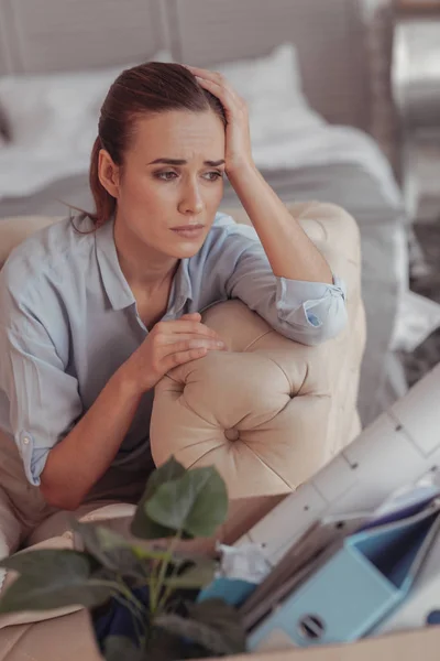 Retrato de mujer decepcionada apoyando su cabeza con la mano — Foto de Stock