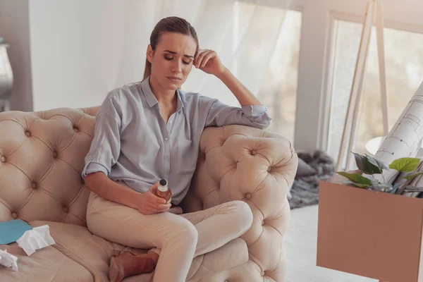 Sconvolta giovane donna pensando di bere in solitudine — Foto Stock